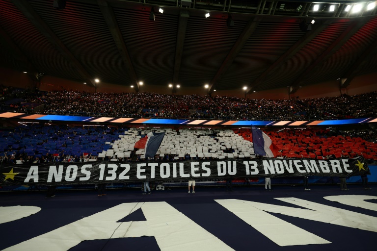 Banderole en hommage aux 132 victimes des attentats du 13 novembre 2015, déployée pendant France-Ukraine, le 13 novembre 2025 au Parc des Princes