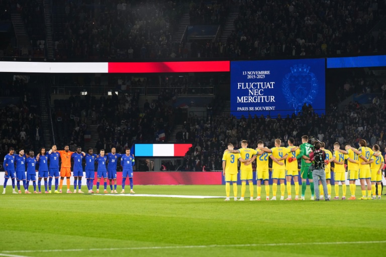 Minute de silence en hommage aux victimes des attentats du 13 novembre 2015, avant France-Ukraine, le 13 novembre 2025 aU Parc des Princes