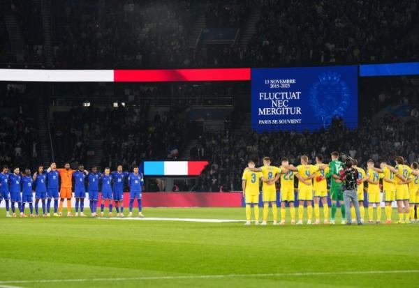 Minute de silence en hommage aux victimes des attentats du 13 novembre 2015, avant France-Ukraine, le 13 novembre 2025 aU Parc des Princes