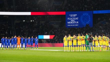 Minute de silence en hommage aux victimes des attentats du 13 novembre 2015, avant France-Ukraine, le 13 novembre 2025 aU Parc des Princes