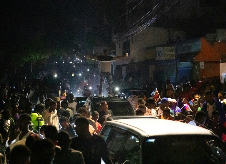 Des supporters haïtiens fêtent la qualification de leur équipe nationale pour la Coupe du monde 2026 dans les rues de la capital Port-au-Prince le 18 novembre 2025.
