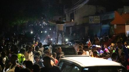 Des supporters haïtiens fêtent la qualification de leur équipe nationale pour la Coupe du monde 2026 dans les rues de la capital Port-au-Prince le 18 novembre 2025.
