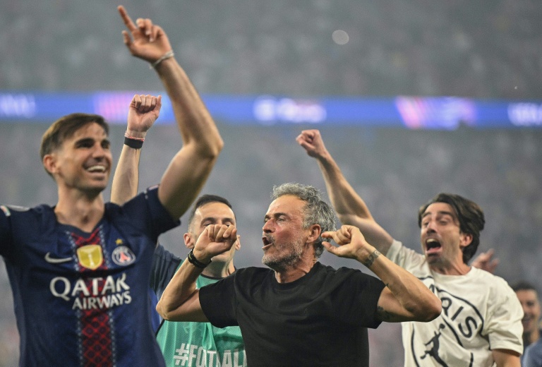 La joie du coach parisien Luis Enrique (2eD) et du milieu espagnol Fabian Ruiz (G) après la victoire du PSG en finale de la Ligue des champions contre Arsenal, le 30 mai 2026 à Budapest