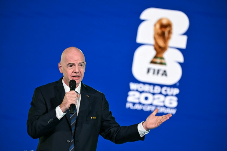 Le président de la Fifa Gianni Infantino lors du tirage au sort des barrages pour la Coupe du monde 2026 aux Etats-Unis, au Canada et au Mexique, à Zurich le 20 novembre 2025
