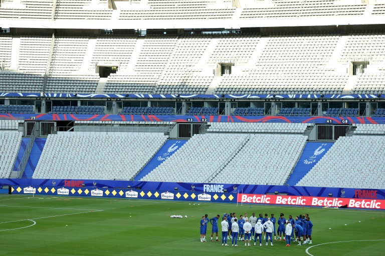 Le sélectionneur de l'équipe de France de football Zinédine Zidane, avec ses adjoints et les joueurs lors d'une séance d'entraînement au Stade de France, à la veille du match contre l'Italie en Ligue des nations, le 1er octobre 2026 à Saint-Denis