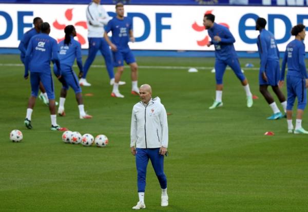 Le sélectionneur de l'équipe de France Zinédine Zidane au centre d'une séance d'entraînement à la veille de la rencontre de Ligue des nations contre l'Italie, le 1er octobre 2026 à Saint-Denis