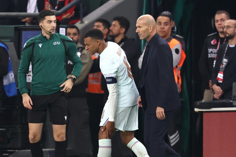 Le sélectionneur des Bleus Zinédine Zidane (D) et son capitaine Kylian Mbappé (C), au moment de sa sortie sur blessure, lors d'un match de Ligue des nations en Turquie, le 25 septembre 2026 au Kocaeli Stadium d'Izmit