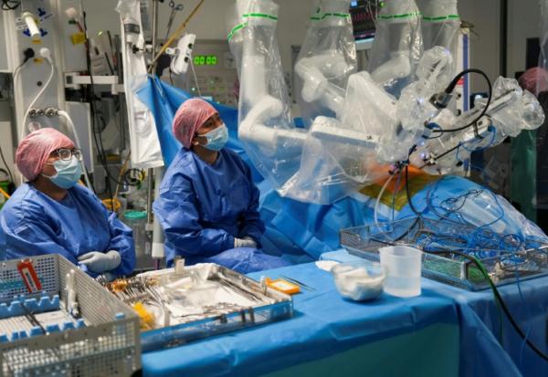 Sasha Stamenkovic montre à d'autres médecins comment utiliser le système chirurgical robotisé Da Vinci 5