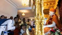 Des fidèles hindous prient durant l'inauguration d'un temple à Bussy-Saint-Georges, en Seine-et-Marne, le 6 septembre 2026