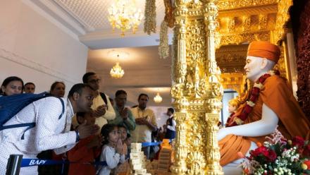 Des fidèles hindous prient durant l'inauguration d'un temple à Bussy-Saint-Georges, en Seine-et-Marne, le 6 septembre 2026