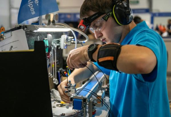 Une candidat dans la catégorie "Mechatronics" participe à la 48e édition du Concours National des Métiers 2025 organisé par "WorldSkills France" au Parc Chanot, à Marseille, le 16 octobre 2025.