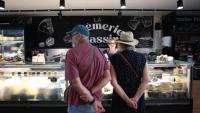 Des clients se font servir chez un fromager au marché d'Andernos-les-Bains, en Gironde, le 1er août 2026
