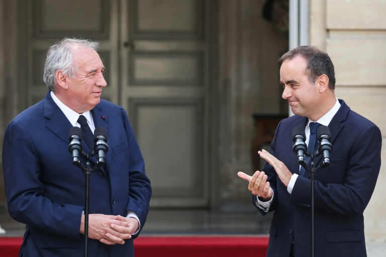 Le nouveau Premier ministre et ancien ministre des Armées, Sébastien Lecornu (à droite), applaudit le Premier ministre sortant, François Bayrou (à gauche), lors de la cérémonie de passation de pouvoir à l'hôtel Matignon à Paris, le 10 septembre 2025