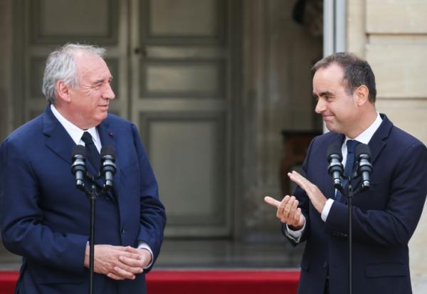 Le nouveau Premier ministre et ancien ministre des Armées, Sébastien Lecornu (à droite), applaudit le Premier ministre sortant, François Bayrou (à gauche), lors de la cérémonie de passation de pouvoir à l'hôtel Matignon à Paris, le 10 septembre 2025