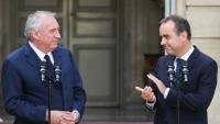 Le nouveau Premier ministre et ancien ministre des Armées, Sébastien Lecornu (à droite), applaudit le Premier ministre sortant, François Bayrou (à gauche), lors de la cérémonie de passation de pouvoir à l'hôtel Matignon à Paris, le 10 septembre 2025