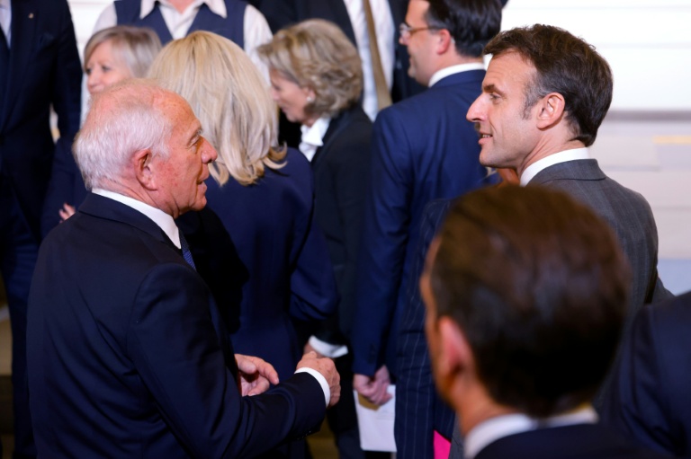 François Patriat (g) et le président Emmanuel Macron à l'Elysée, le 22 novembre 2023 à Paris