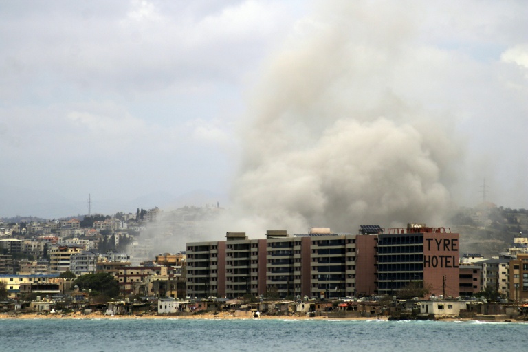 Une frappe aérienne israélienne sur un quartier de la ville de Tyr, dans le sud du Liban, le 15 mai 2026