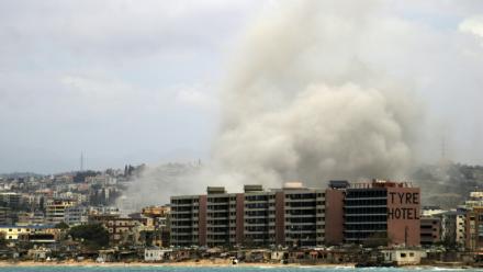 Une frappe aérienne israélienne sur un quartier de la ville de Tyr, dans le sud du Liban, le 15 mai 2026