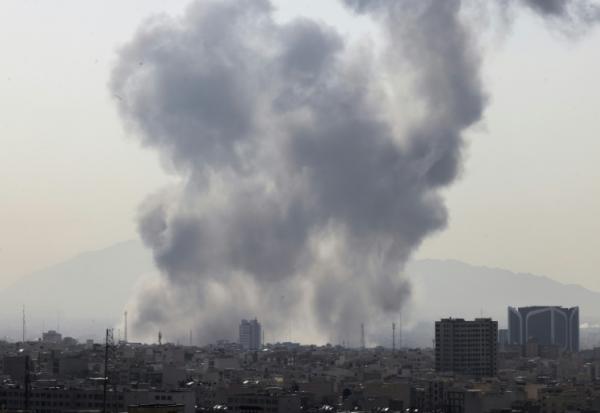 Un panache de fumée s'élève au-dessus d'un secteur de Téhéran alors que les Etats-Unis et Israël ont lancé des frappes sur l'Iran, le 28 février 2026