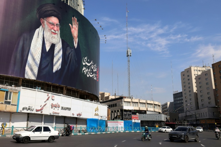 Une gigantesque fresque murale représente l'ayatollah Ali Khamenei, le guide suprême iranien tué dans l'intervention américano-israélienne, le 5 mars 2026 à Téhéran