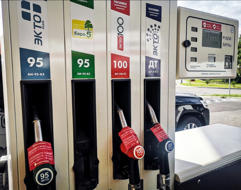 Des pompes à essence dans une station-service à Moscou, le 8 septembre 2025