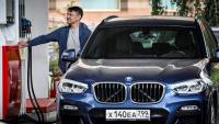 Un homme fait le plein d'essence dans une station-service à Moscou, le 8 septembre 2025