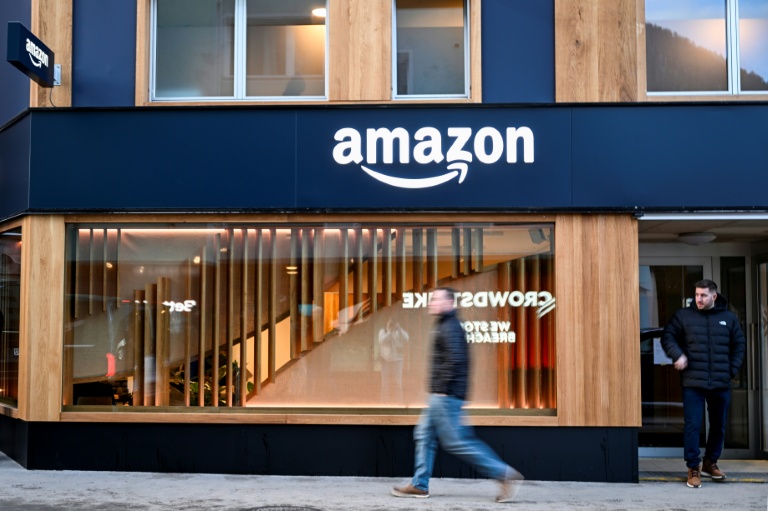 Le logo d'Amazon sur le stand du géant de la vente en ligne à Davos le 19 janvier 2026