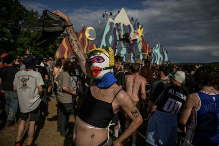 Des participants à une free party illégale à Montvalent, dans le Lot, le 9 mai 2025