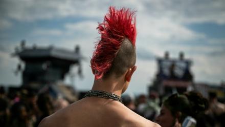 Un des participants à une free party sur un site militaire à Cornusse, près de Bourges, le 1er mai 2026 dans le Cher