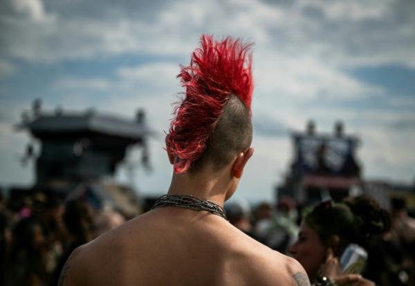 Un participant à une free party sur un site militaire à Cornusse, près de Bourges, le 1er mai 2026 dans le Cher