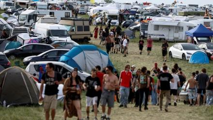 Des participants à la free party à Cornusse, dans le Cher, le 2 mai 2026