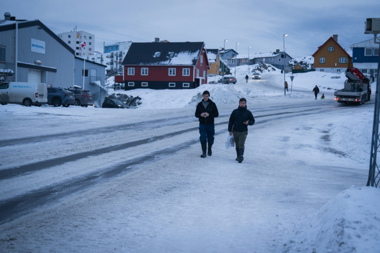 Des habitants dans une rue de Nuuk, au Groenland, le 16 janvier 2026