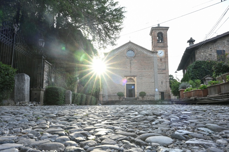 Giorgio Armani se rendait régulièrement dans cette petite commune située à quelques kilomètres de Piacenza, ville où le créateur de mode est né en 1934.