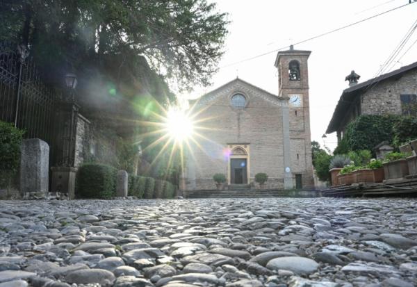 Giorgio Armani se rendait régulièrement dans cette petite commune située à quelques kilomètres de Piacenza, ville où le créateur de mode est né en 1934.