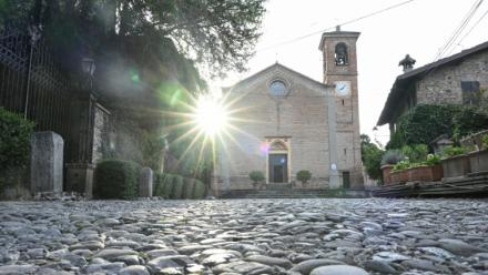 Giorgio Armani se rendait régulièrement dans cette petite commune située à quelques kilomètres de Piacenza, ville où le créateur de mode est né en 1934.