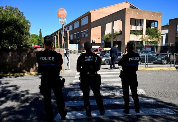 Des policiers devant le collège Joseph-Lakanal à Aubagne, après que le principal et une enseignante ont été blessés par un tir de fusil de chasse, le 12 octobre 2026 dans les Bouches-du-Rhône