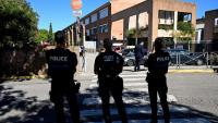 Des policiers devant le collège Joseph-Lakanal à Aubagne, après que le principal et une enseignante ont été blessés par un tir de fusil de chasse, le 12 octobre 2026 dans les Bouches-du-Rhône