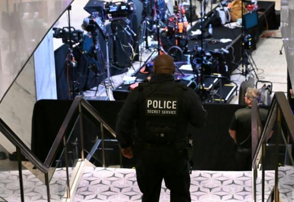 Un agent du Secret Service dans les couloirs de l'hôtel Hilton, après que des coups de feu ont été entendus lors du dîner des correspondants de la Maison Blanche à Washington, le 25 avril 2026