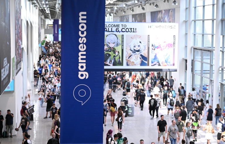 Des visiteurs au salon des jeux vidéo Gamescom, à Cologne, dans l'ouest de l'Allemagne, le 22 août 2024