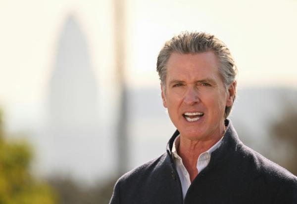 Le gouverneur démocrate de Californie, Gavin Newsom, lors d'une conférence de presse au Dodger Stadium de Los Angeles, le 28 janvier 2025