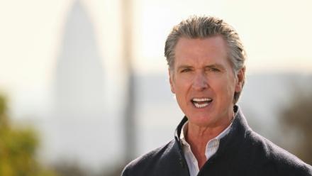 Le gouverneur démocrate de Californie, Gavin Newsom, lors d'une conférence de presse au Dodger Stadium de Los Angeles, le 28 janvier 2025