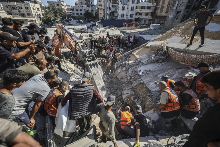 Les secours interviennent sur un immeuble détruit près de Gaza city le 16 septembre 2026
