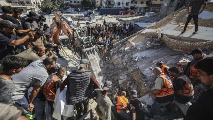 Les secours interviennent sur un immeuble détruit près de Gaza city le 16 septembre 2026