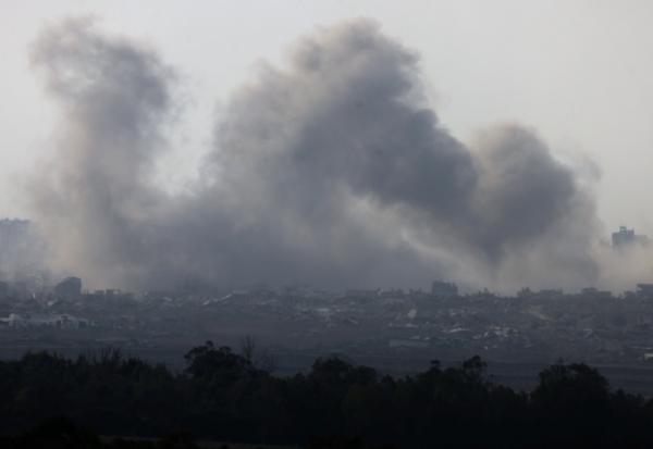 De la fumée s'élève de Gaza lors de frappes israéliennes le 10 août 2025 
