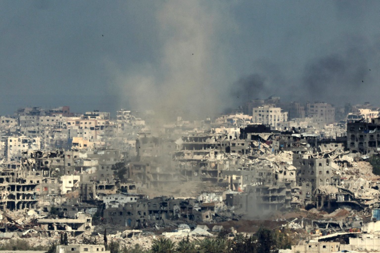 Photo prise depuis une position dans le sud d'Israël, à la frontière avec la bande de Gaza, montrant de la fumée s'élevant au-dessus de Gaza lors d'un bombardement israélien, le 20 mai 2025, sur fond de guerre entre Israël et le mouvement palestinien armé Hamas