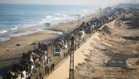 Des déplacés palestiniens sur une route de Nousseirat, 
dans le centre de la bande de Gaza, après leur fuite de la ville de Gaza, le 18 
septembre 2025