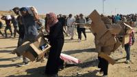 Des Palestiniens déplacés marchent le long d'une route pour recevoir des colis d'aide humanitaire d'un centre d'aide soutenu par les États-Unis à Rafah, dans le sud de la bande de Gaza, le 5 juin 2025