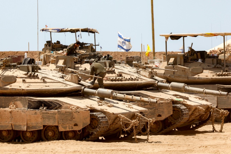 Des chars israéliens en position le long de la frontière avec la bande de Gaza le 5 juin 2025