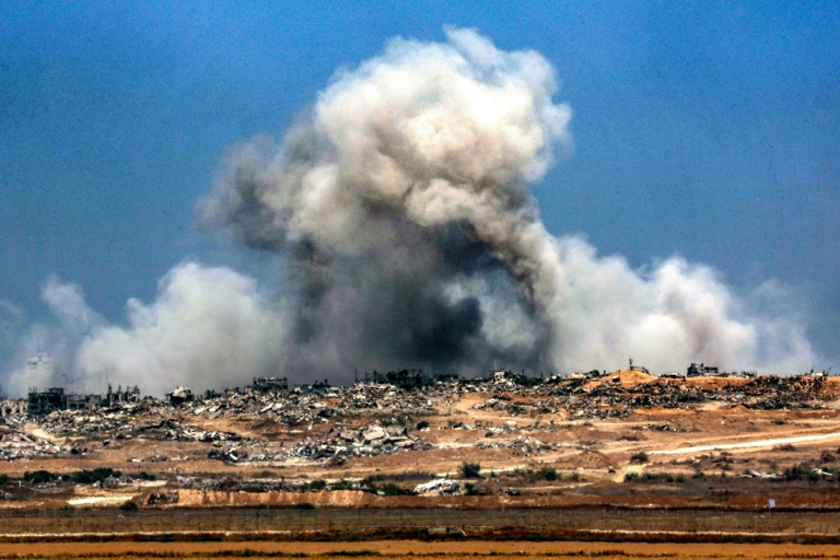 Un nuage de fumée lors d'une frappe israélienne, vu depuis la frontière israélienne avec la bande de Gaza, le 5 juin 2025