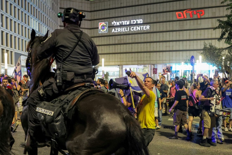 Confrontation entre un policier monté et un manifestant, lors d'une manifestation à Tel-Aviv pour réclamer un accord de cessez-le-feu à Gaza et le retour des otages du 7-Octobre, le 9 août 2025